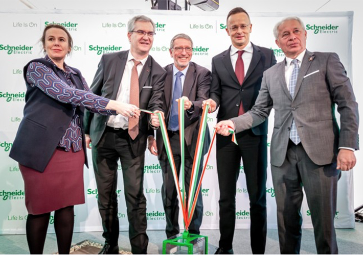 foto Schneider Electric invierte 40 millones de euros en una nueva fábrica inteligente en Hungría.
